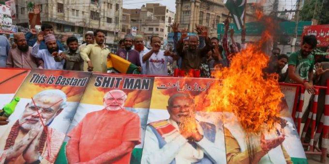 Demonstranten verbrennen in Kaschmir Bilder von Narandra Modi. kaschmir