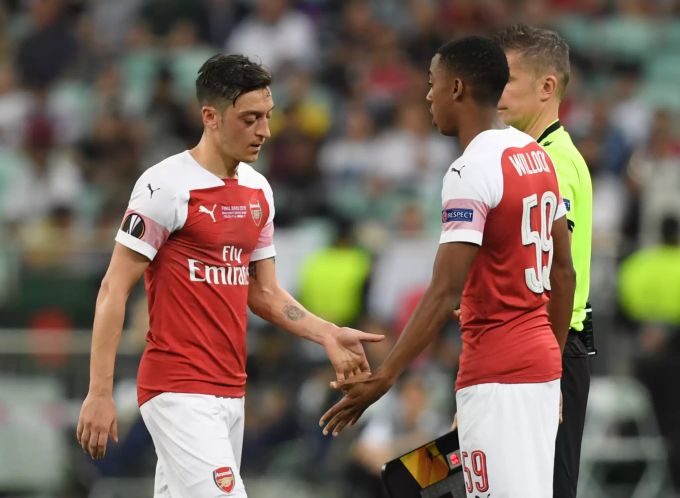 Özil wurde durch Joe Willock ersetzt. Europa League Arsenal