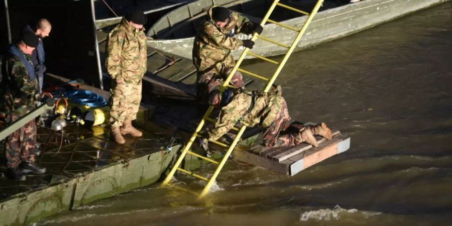 Rettungskräfte bei der Arbeit