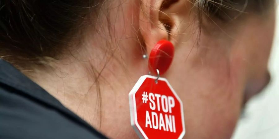 Teilnehmerin einer Demonstration gegen das Kohleförderprojekt im März