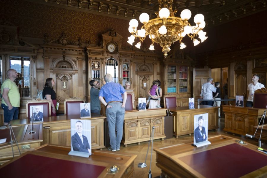 Menschen besuchen zum 175-Jahr-Jubiläum der Bundesverfassung das Bundesratszimmer.
