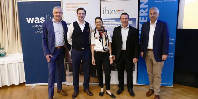 Die Veranstalter der KMU-Tagung 2023 (von links nach rechts): Benno Muff, Stellvertretender Geschäftsfeldleiter WAS IV Luzern; Adrian Derungs, Direktor Industrie- und Handelskammer Zentralschweiz IHZ; Tamara Estermann, Abteilungsleiterin Gesundheitsförderung Dienststelle Gesundheit und Sport; Jean-Claude Messerli, Leiter Abteilung Präventsionberatung Suva; Regierungsrat Guido Graf. KMU-Tagung 2023 in Luzern