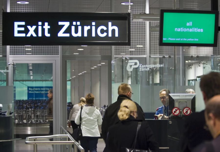 Dazu würden auch lange Schlangen am Flughafen in Kauf genommen.