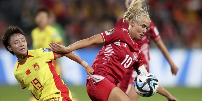 Chinas Zhang Linyan im Duell mit der Dänin Pernille Harder. WM