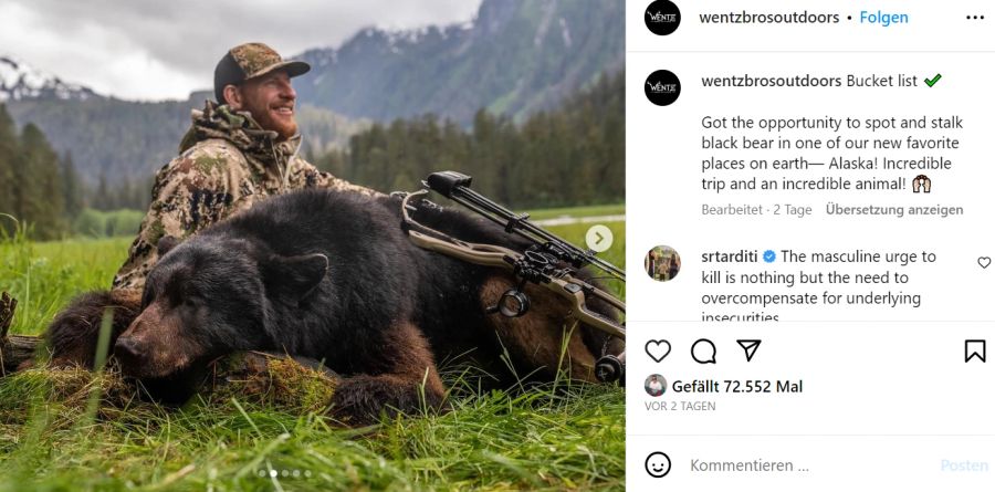 Carson Wentz posiert mit einem erlegten Schwarzbären.