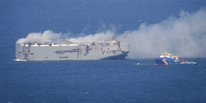 Die Bergung des Autofrachters erweist sich als enorm schwierig. Fire breaks out on cargo ship near Ameland in the North Sea