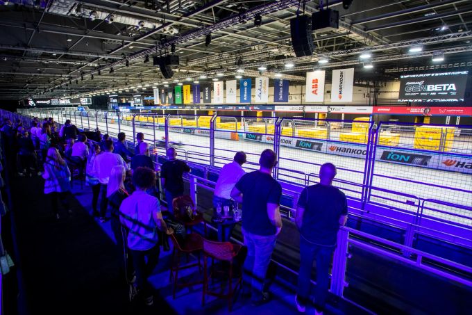 Die Rennstrecke der Formel E in London liegt teilweise in einer Halle. Formel E London Docklands