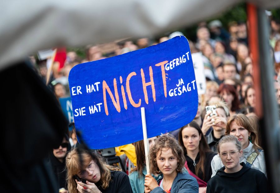 Demonstranten vor einem Rammstein-Konzert in Wien.