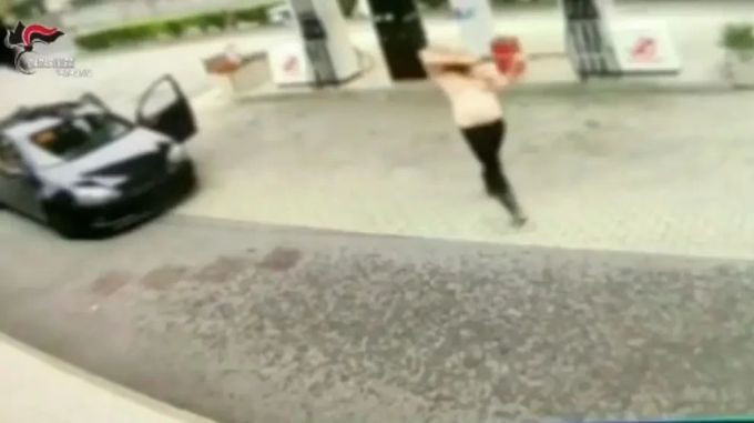 Sicherheitskamera zeigen, wie der Schweizer Neonazi Gabriel G., wie er an einer Tankstelle auf Menschen zielt. Neonazi
