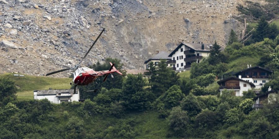 Helikopter haben nach dem grossen Rutsch das Gelände abgesucht.