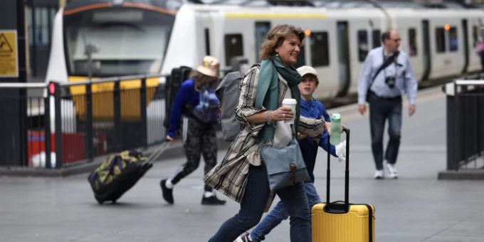 VCS: «Das internationale Bahnangebot ist unbefriedigend, die Zahl der Verbindungen ist gesunken und die verbleibenden sind überlastet.» (Symbolbild) SBB Passagiere in einem Bahnhof