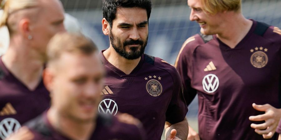 Ilkay Gündogan (M) beim Training der deutschen Fussball-Natiobalmannschaft.