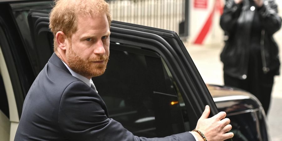 Laut einer Royal-Expertin könnte Harry diesen Sommer etwas Heimweh nach seiner Familie haben.