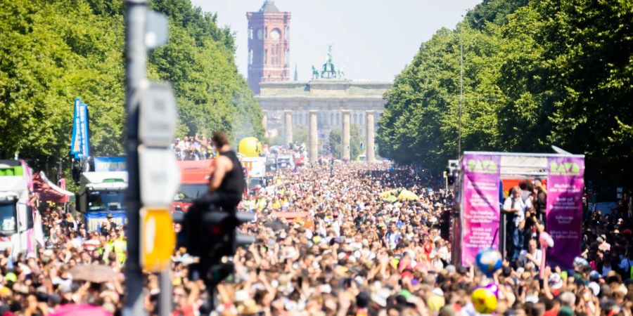 Bei der «Rave the Planet»-Technoparade in Berlin feierten rund 200.000 Menschen in der Hitze.