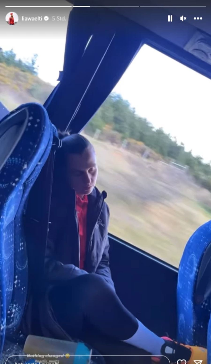 Bei Noelle Maritz habe sich hingegen nichts geändert, meint Lia Wälti zu einem Bild der schlafenden Arsenal-Spielerin im Nati-Bus.