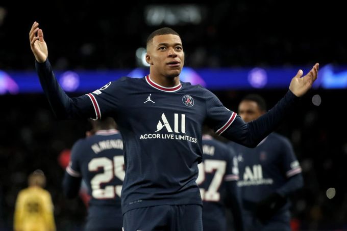 Im Sommer 2021 entschied sich Kylian Mbappé zum Verbleib in Paris – seither erzielte er 80 Pflichtspieltore! Kylian Mbappé