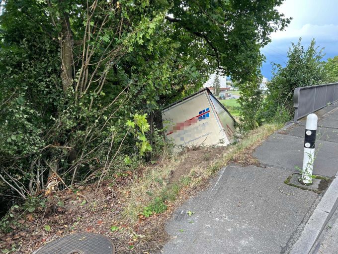 Der Anhängerzug musst geborgen werden. Anhängerzug geborgen