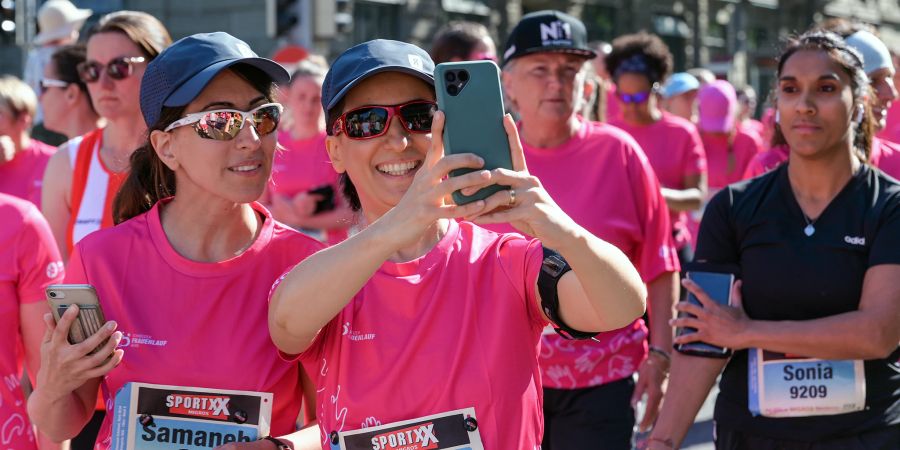 Tausende von Frauen nehmen am Berner Frauenlauf teil. - Stadt Bern