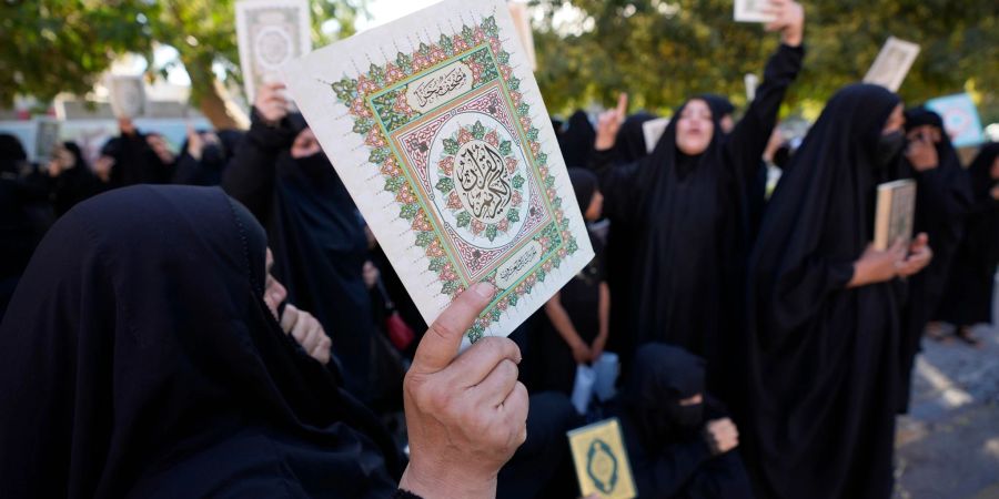 Irakische Frauen in Bagdad protestieren gegen Koranverbrennungen in Dänemark und Schweden.