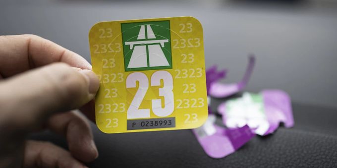 Elektronische Autobahnvignetten - hier ein Exemplar zum Kleben - sollten über das offizielle Portal des Bundes gekauft werden. Der Bund warnt vor Anbietern, die mehr Geld verlangen. (Archivbild) Elektronische Autobahnvignetten - hier ein Exemplar zum Kleben - sollten über das offizielle Portal des Bundes gekauft werden. Der Bund warnt vor Anbietern, die mehr Geld verlangen. (Archivbild)