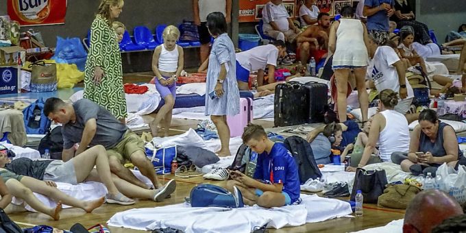 Evakuierte Rhodos-Feriengäste am Sonntag in einer Sporthalle auf der griechischen Insel. Evakuierte Rhodos-Feriengäste am Sonntag in einer Sporthalle auf der griechischen Insel.