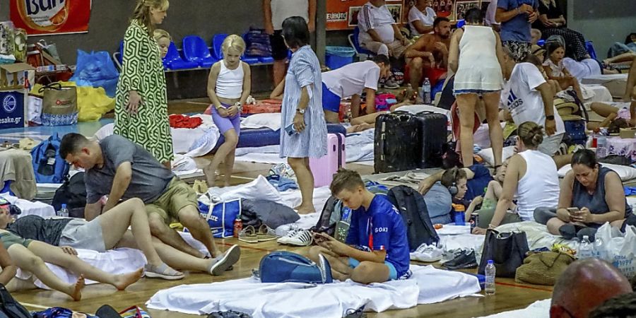 Evakuierte Rhodos-Feriengäste am Sonntag in einer Sporthalle auf der griechischen Insel.