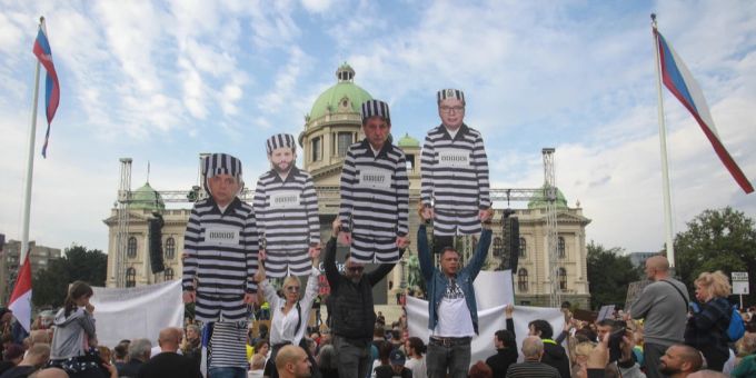 Nach Amokläufen - Massenproteste gegen Gewalt in Serbien