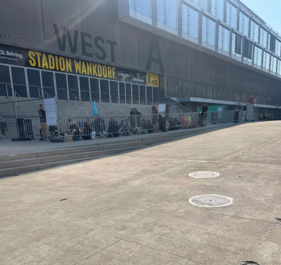 Fans campierten bereits am frühen Morgen vor dem Wankdorf Stadion.