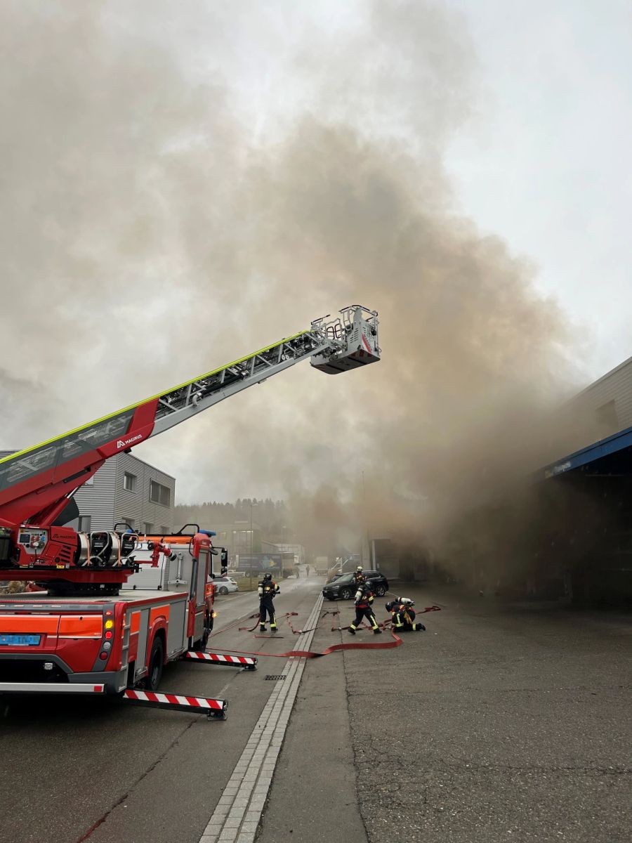 Die Feuerwehr im Einsatz in Sirnach TG.