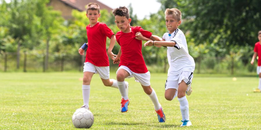 Jungs spielen Fussball