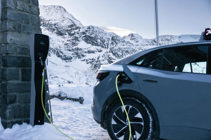 Eisig kalt? Dann schaue unbedingt, dass dein E-Auto nicht für längere Zeit draussen parkiert ist. Denn extreme Temperaturen schaden dem Akku deines E-Autos. clyde