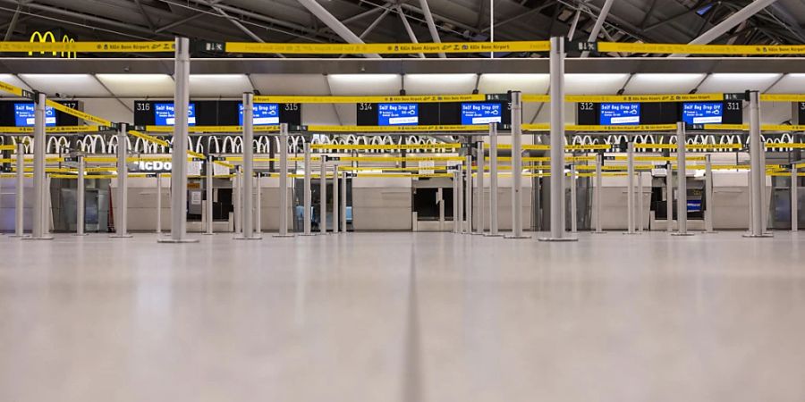 Der Bereich des Check-In Schalter im Flughafen Köln/Bonn war am Mittwochabend menschenleer.