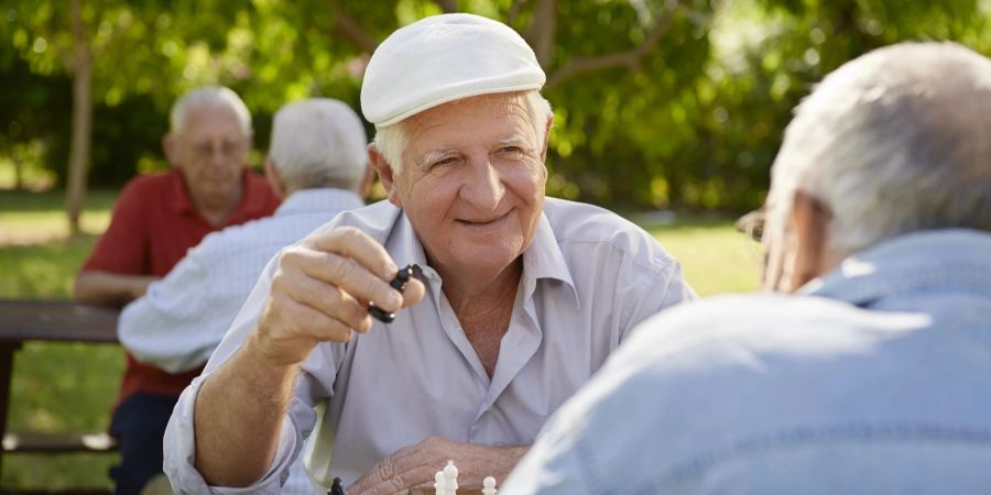 Mann spielt Schach im Park