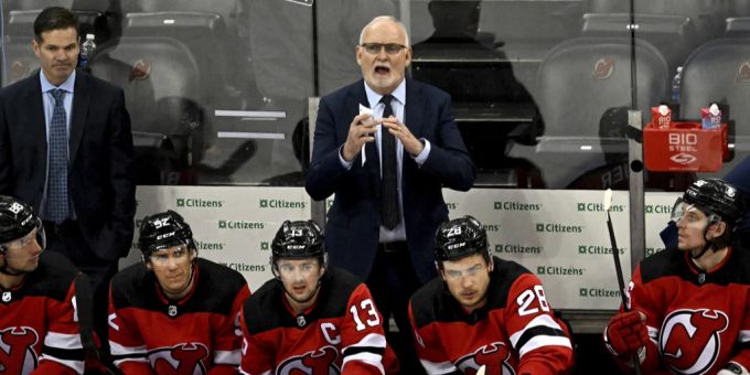 Nico Hischier und Timo Meier (unten) haben einen neuen Trainer. Lindy Ruff (oben) muss gehen. Nico Hischier