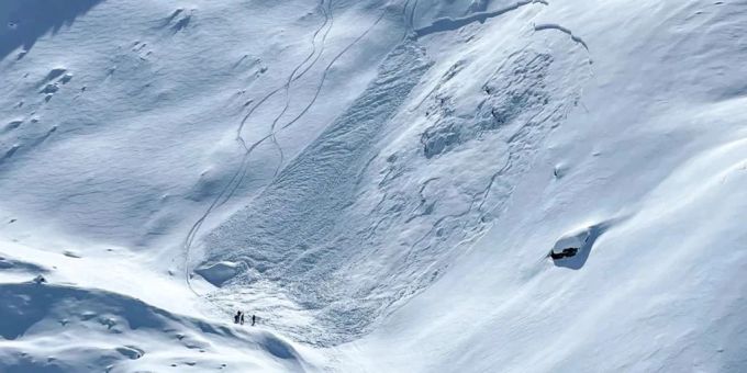 In Saas-Grund löste sich am Samstag eine Lawine und tötete einen Skifahrer auf der Piste. Nun beschäftigt sich die Staatsanwaltschaft mit dem Vorfall. lawine