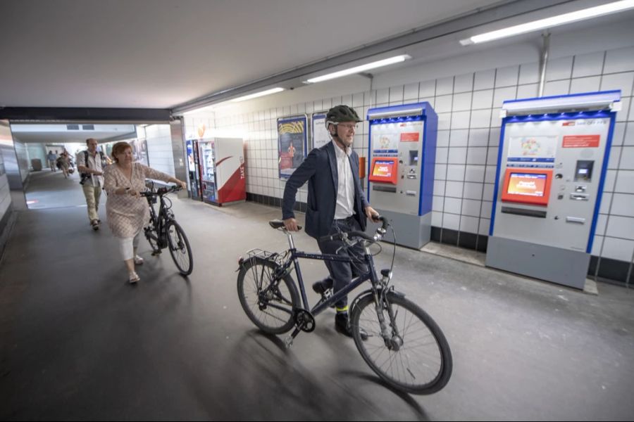 Vorbildlich – das Velo sollte an SBB-Bahnhöfen lieber gestossen werden.