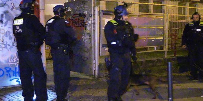 Die Polizei setzt ihre Suche nach den beiden flüchtigen Ex-RAF-Terroristen Burkhard Garweg und Ernst-Volker Staub fort. Die Polizei setzt ihre Suche nach den beiden flüchtigen Ex-RAF-Terroristen Burkhard Garweg und Ernst-Volker Staub fort.