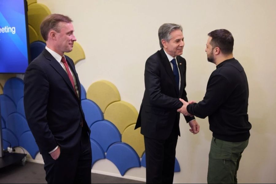 Der Präsident der Ukraine, Wolodymyr Selenskyj (rechts) schüttelt die Hände von US-Aussenminister Antony Blinken (Mitte) und US-Sicherheitsberater Jake Sullivan (links), vor ihrem Gespräch am WEF 2024.