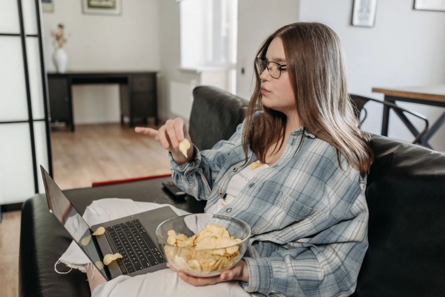 «Sie sitzen nicht nur auf dem Sofa und essen Chips», meint sie auf Tiktok.