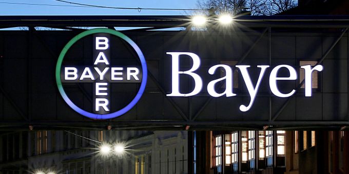 Glyphosat wurde vom amerikanischen Agrarchemieunternehmen Monsanto entwickelt, das von Bayer 2018 für mehr als 60 Milliarden Dollar übernommen wurde. Glyphosat wurde vom amerikanischen Agrarchemieunternehmen Monsanto entwickelt, das von Bayer 2018 für mehr als 60 Milliarden Dollar übernommen wurde.