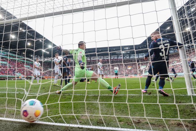 Augsburg bringt den Ball nach Eckball im Tor der Heidenheimer unter. FC Augsburg