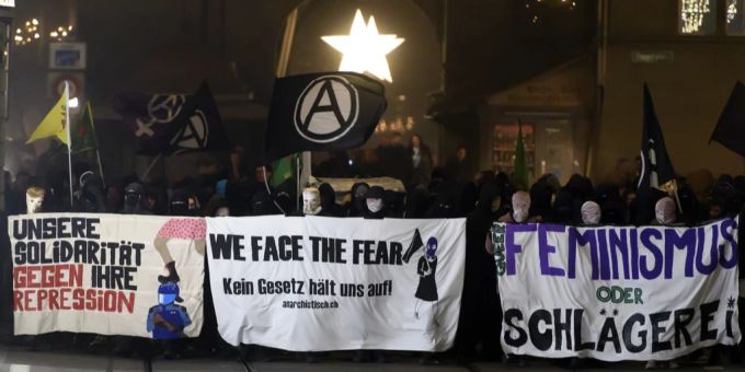 Linksextreme Gruppen protestieren gegen Staats- und Polizeigewalt in Bern. (Archivbild) Demo
