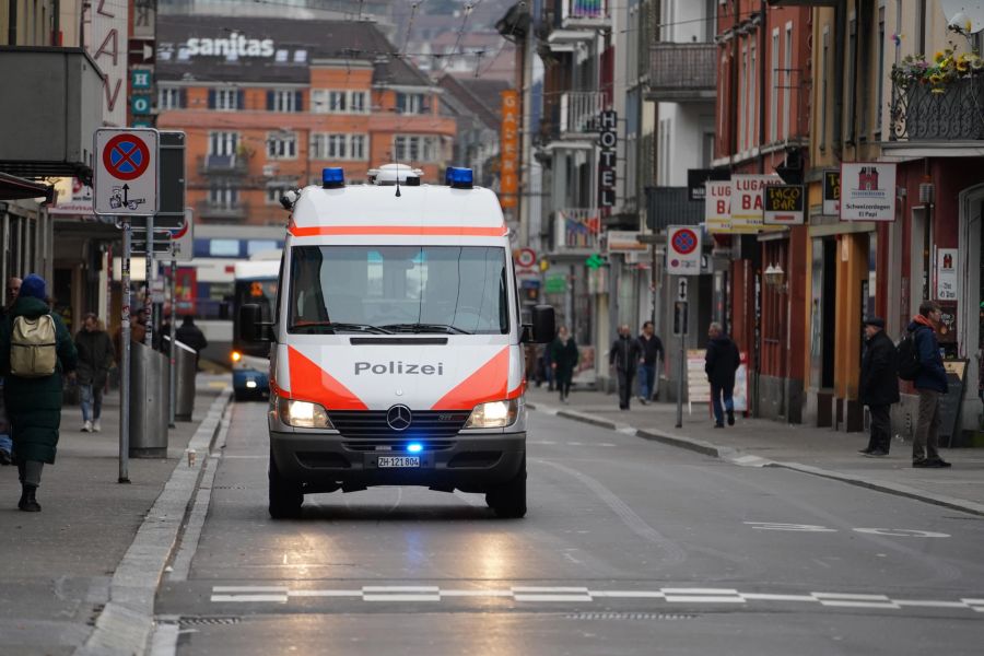 Auch die Stadtpolizei war mit einem Kastenwagen vor Ort.