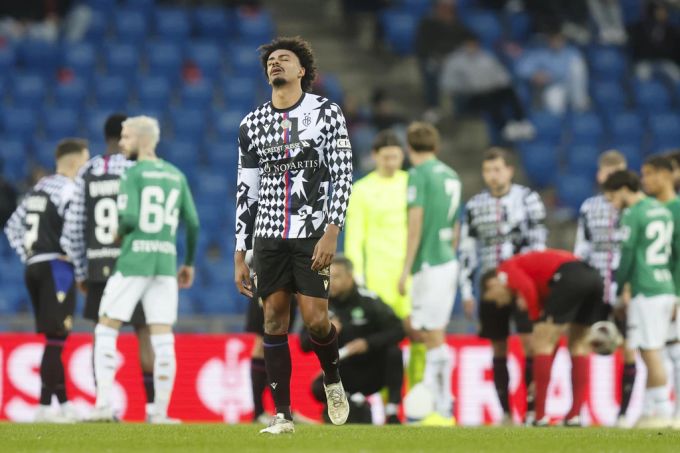 Renato Veiga muss das Spielfeld gegen St.Gallen kurz nach der Pause verlassen – einmal mehr spielt der FCB in Unterzahl. FC Basel