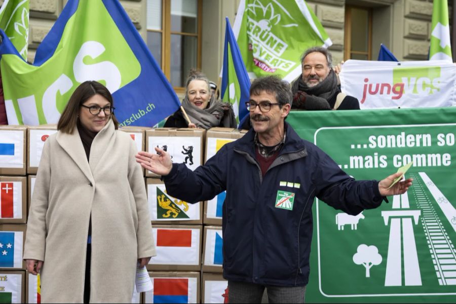 Ruedi Blumer, Präsident VCS, spricht an der Einreichung der Unterschriften für das Referendum gegen den Autobahn-Ausbau, 11. Januar 2024.