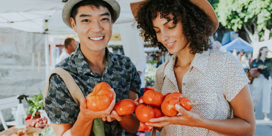 Nicht nur im Spielfilm kann man an Marktständen neue Bekanntschaften machen. Manchmal verbindet eben die Liebe zu Tomaten!