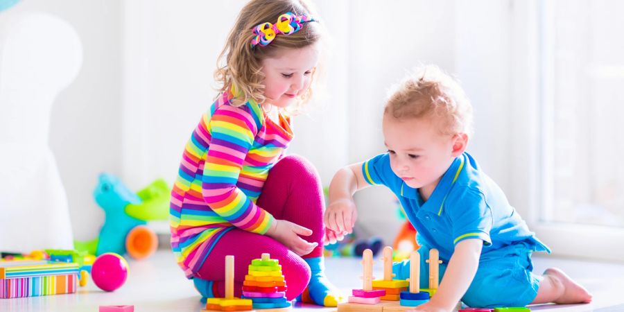 kinder spielen mit klötzen, bunt, kinderzimmer