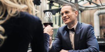 reifes paar beim date, wein, café