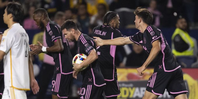 Lionel Messi erzielt das 1:1 für Inter Miami gegen Los Angeles Galaxy. Lionel Messi