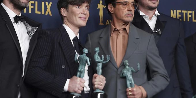 Benny Safdie (l-r), Cillian Murphy, Robert Downey Jr. und Josh Hartnett posieren im Presseraum während der 30. jährlichen SAG Awards in Los Angeles. Foto: Jordan Strauss/Invision via AP/dpa Benny Safdie (l-r), Cillian Murphy, Robert Downey Jr. und Josh Hartnett, Gewinner des Preises für die herausragende Leistung eines Darstellers in einem Kinofilm für «Oppenheimer», posieren im Presseraum während der 30. jährlichen Screen Actors Guild Awards im Shrine Auditorium in Los Angeles. Foto: Jordan Strauss/Invision via AP/dpa